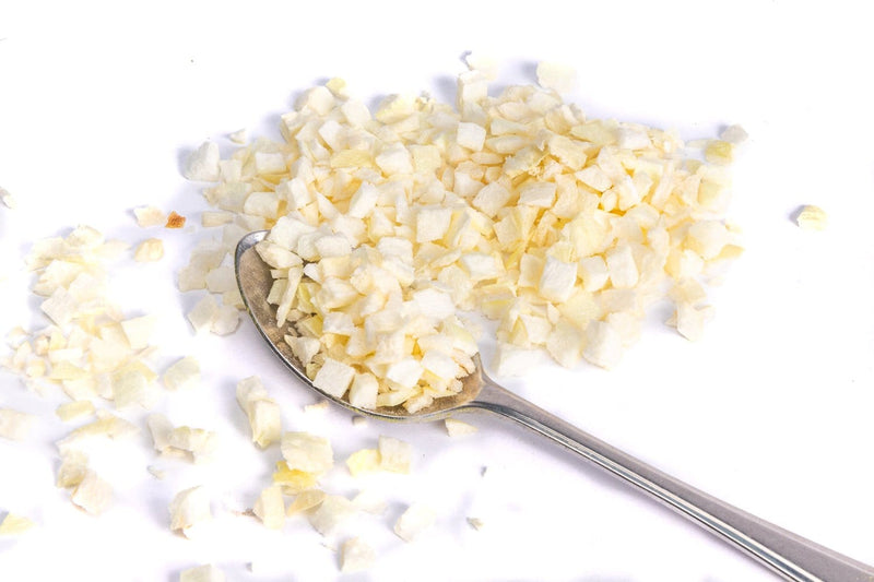  JUX food freeze dried white onion on a teaspoon